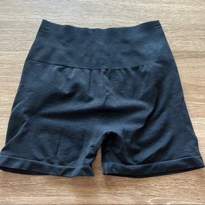 Black Alphalete Amplify Seamless Scrunch Short size small